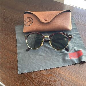 Ray-Ban RB4246 Clubround Classic